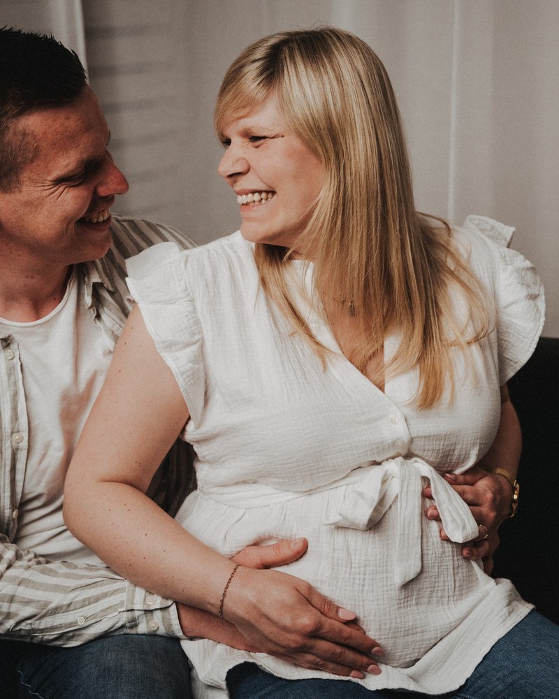 Glückliches Paar in Erwartung ihres Babys